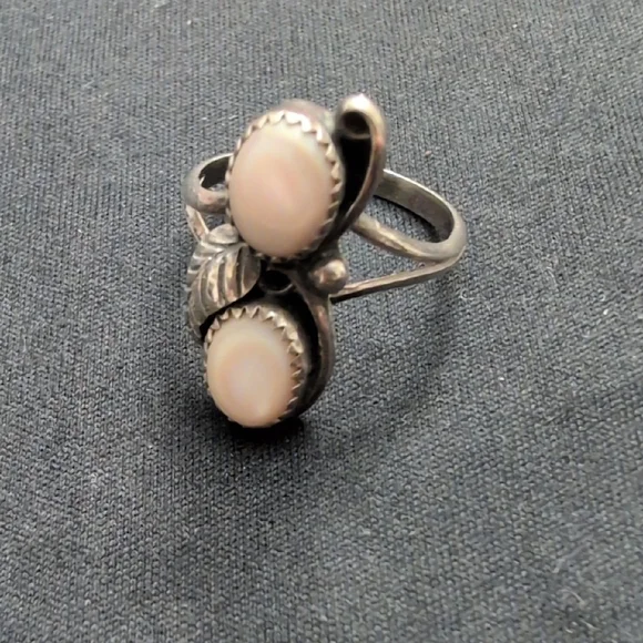 Vintage Sterling Silver Mother Of Pearl Native Ring Signed By Artist - Picture 2 of 6